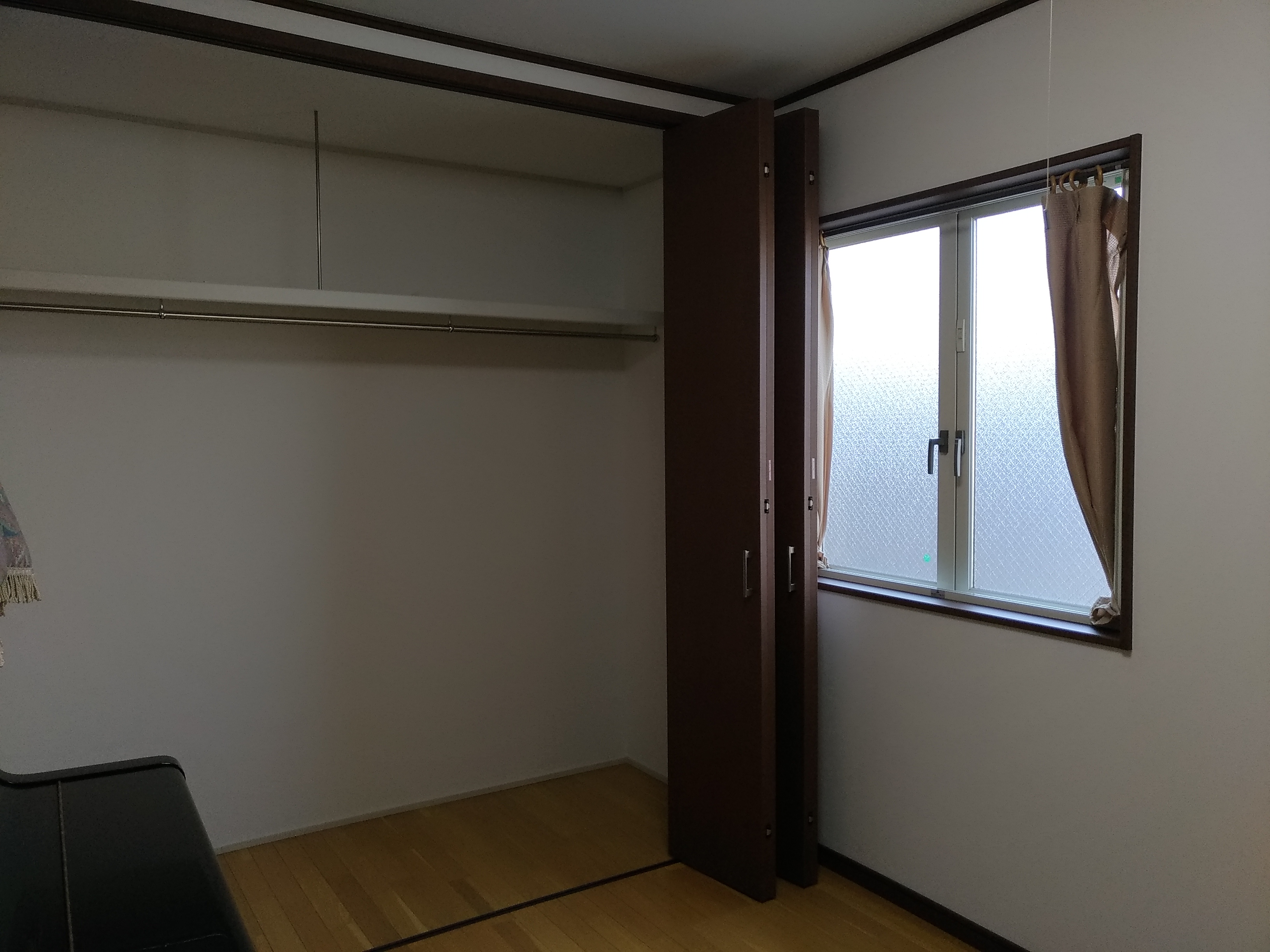 6畳 クローゼット 一軒家で駐車スペースあり 新御堂筋江坂出口からすぐ 新大阪駅からも2kmの立地でアクセス良好 江坂駅 近く出し入れし易い一軒家の一部屋です 大阪府吹田市の空きスペース